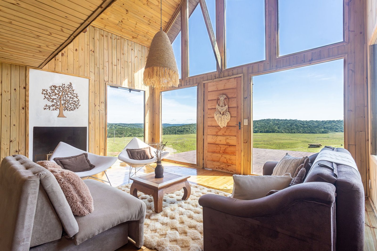 Espaço de convivência com vista panorâmica da fazenda